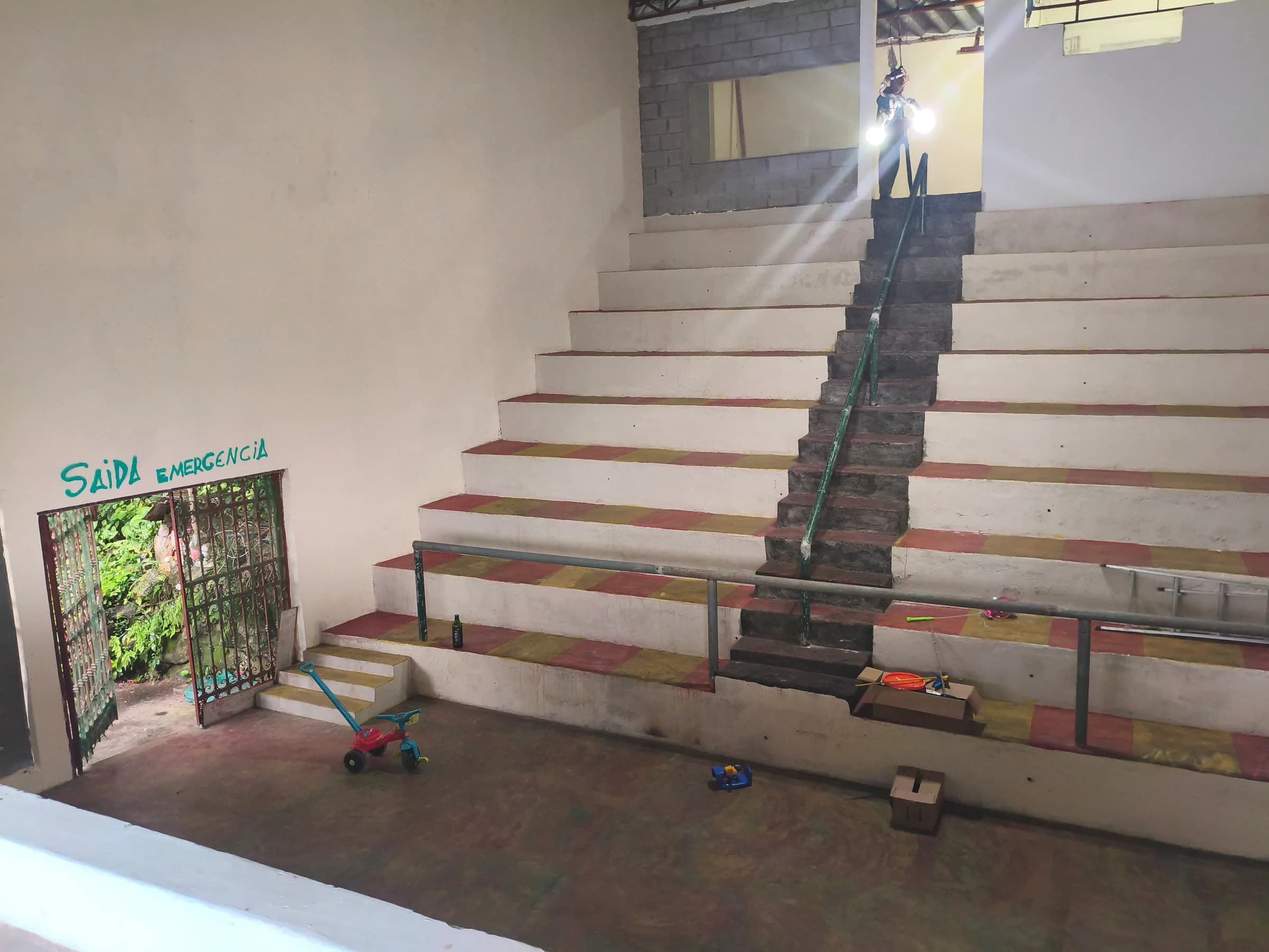 Área interna do HR Espaço Cultural com pé-direito alto