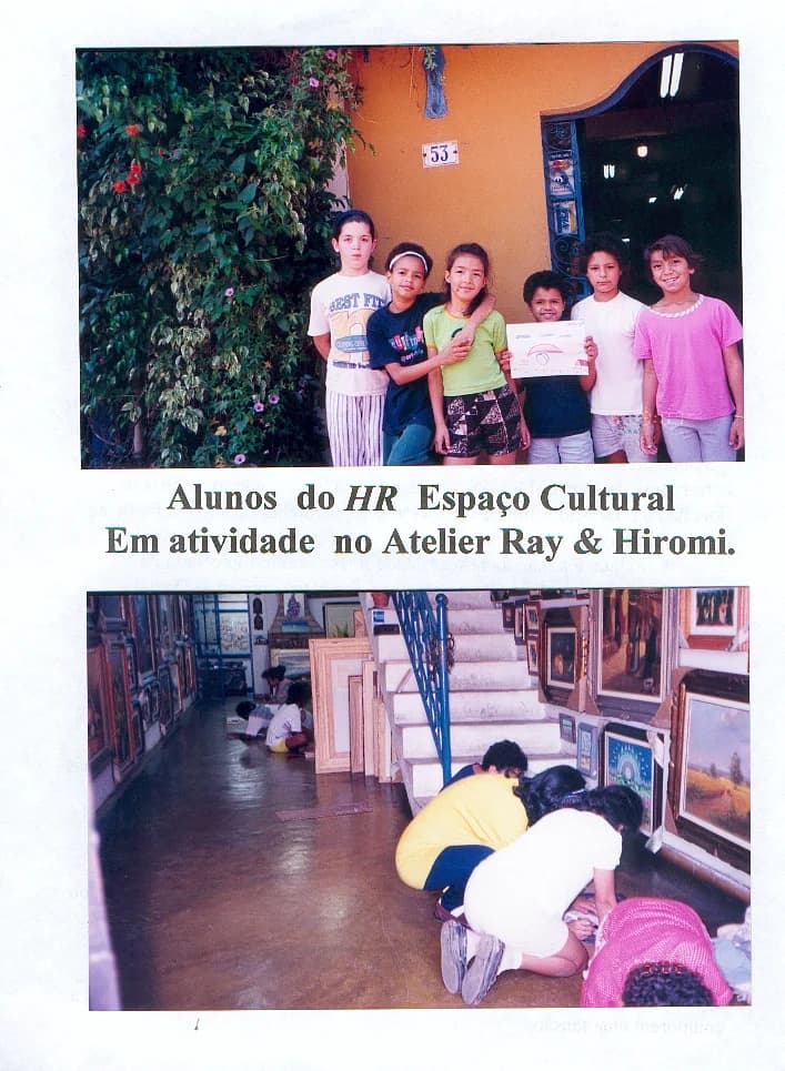 Alunos do HR Espaço Cultural em frente ao Atelier Ray & Hiromi