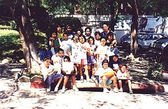 Fachada do Atelier Ray & Hiromi no Centro Histórico de Embu das Artes, com alunos do HR Espaço Cultural em atividade