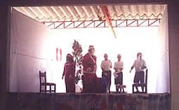 Apresentação teatral no palco do HR Espaço Cultural